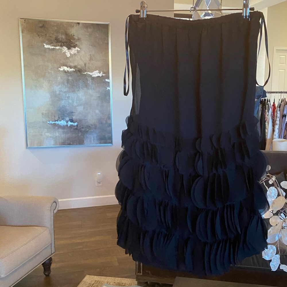 Perfect strapless little black dress with detailed bottom! Jenny Han size S
